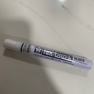 Pen-Touch Paint Marker 2.0 white